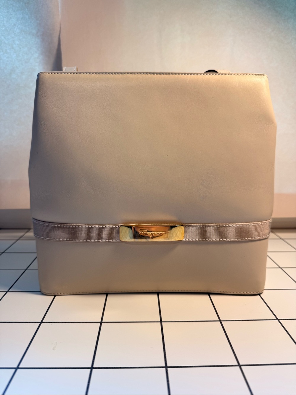 Vintage Salvatore Ferragamo leather handbag L21-4173 in bone/light beige color